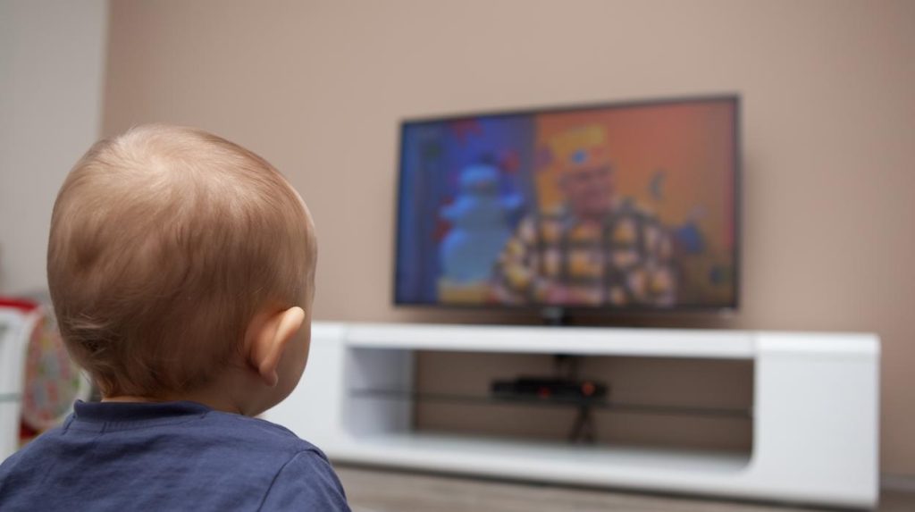 Importancia de evitar que los bebes y niños pequeños vean la televisión